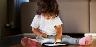 Psicóloga alerta sobre uso excessivo de telas e dá dicas de atividades para fazer com as crianças